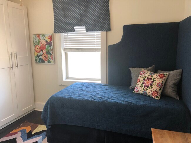 Room D - SCHOOL YEAR LISTING for 769 Lawton St SW (4 bdrm a