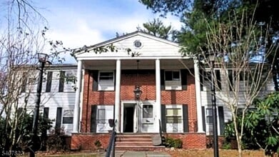 Building Photo - 304 Lake Shore S