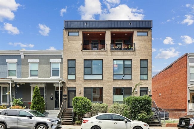 Foto del edificio - Gorgeous Upper Level 2BR/2.5BTH Condo with Rooftop Deck and Reserved Parking!