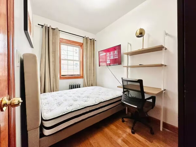 Foto del edificio - Furnished room/NOT APARTMENT