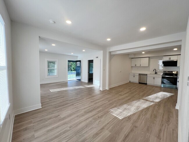 Foto del edificio - COMING SOON: Cozy 4-Bedroom Home in Kansas City ~ $500 MOVE-IN SPECIAL!