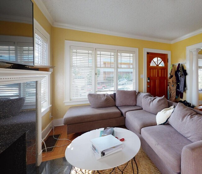 Building Photo - Room in 5 Bedroom Home at 922 N 45th St