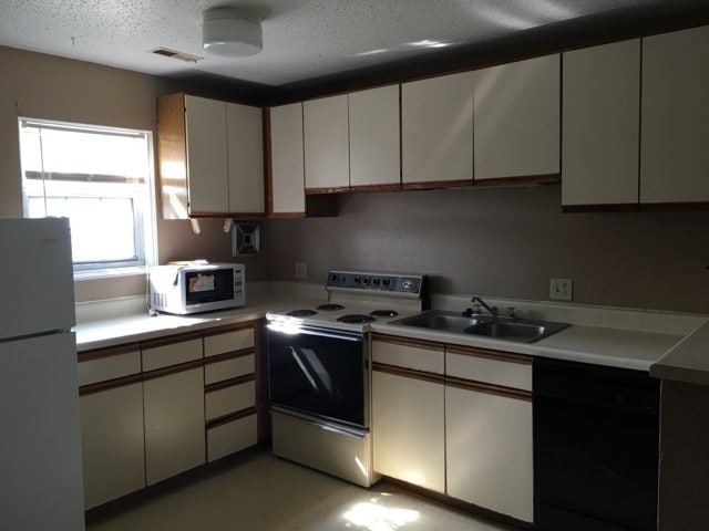 Foto del edificio - 2 Bedroom Apartment on Second Floor