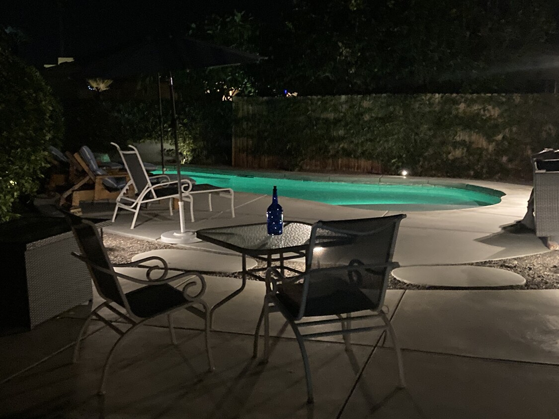 Relajante piscina privada en patio trasero vallado - 73531 Red Cir