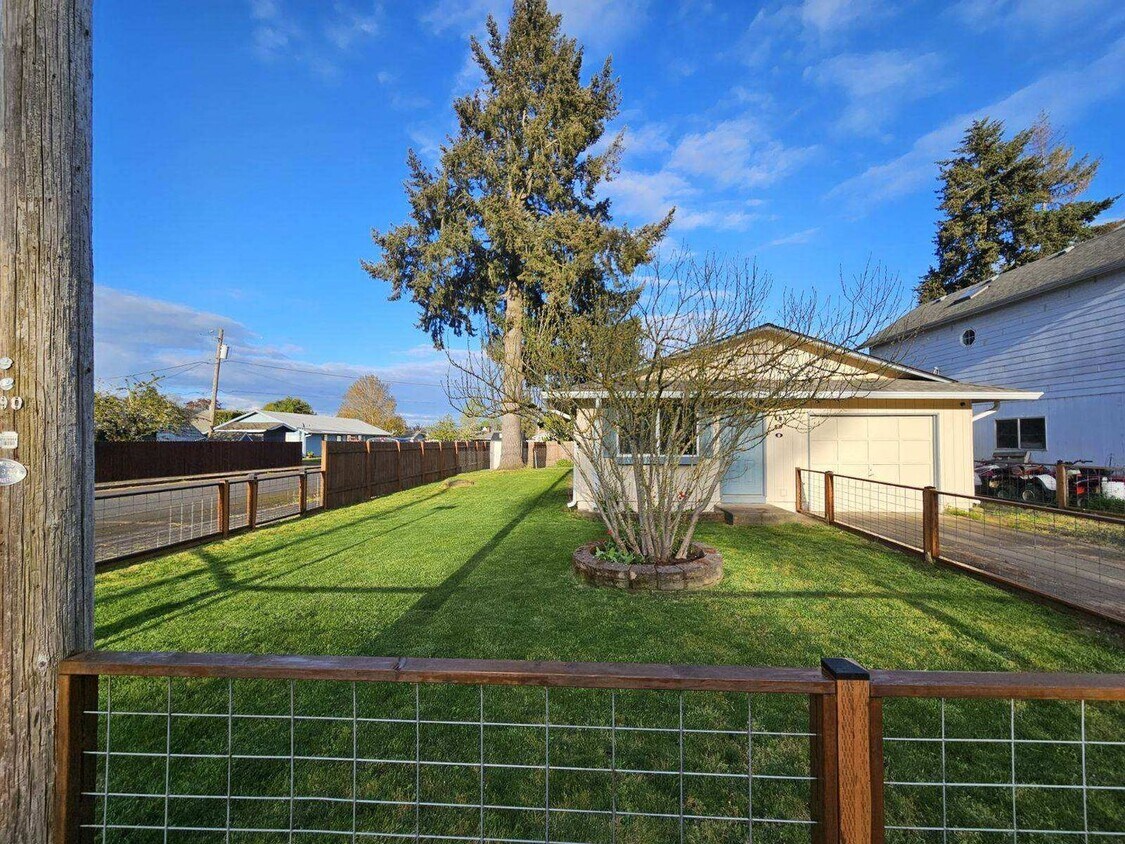 390 Cedar St, Junction City, OR 97448 House Rental in Junction City