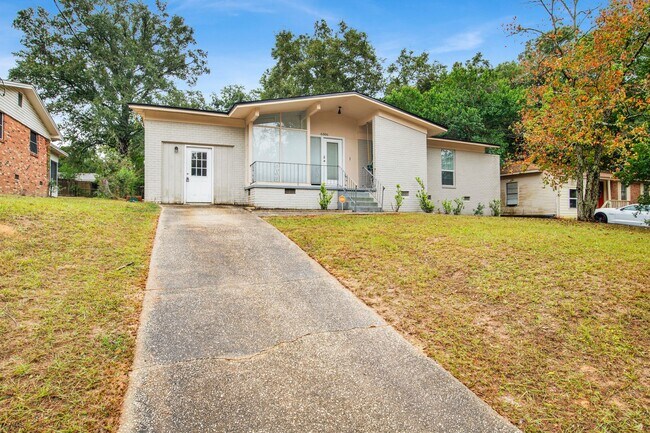 Foto del edificio - Updated & Well-Maintained 4 Bed/2 Bath Hom...