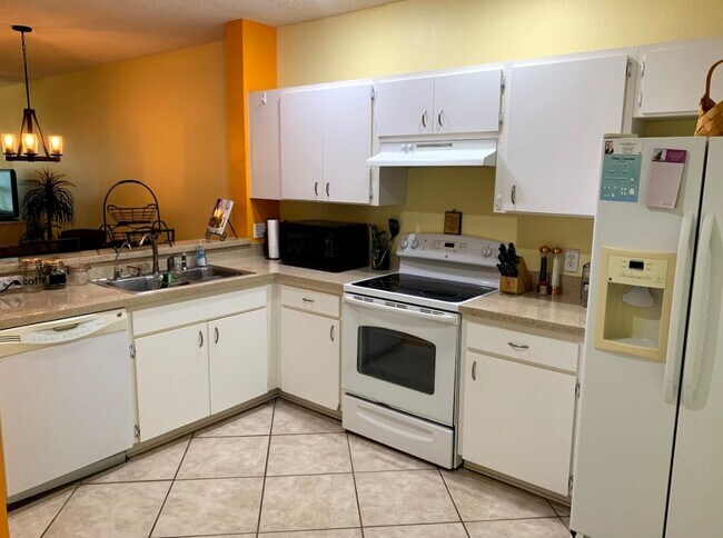 Building Photo - Beautiful Corner Unit Townhome Available Now