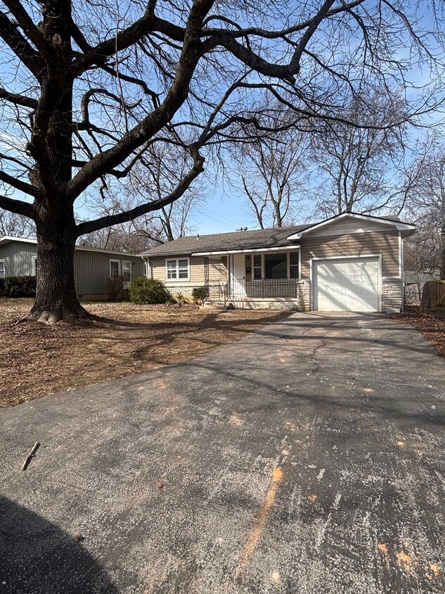 Primary Photo - Available Now! Cute 3 Bedroom 1.5 Bath wit...