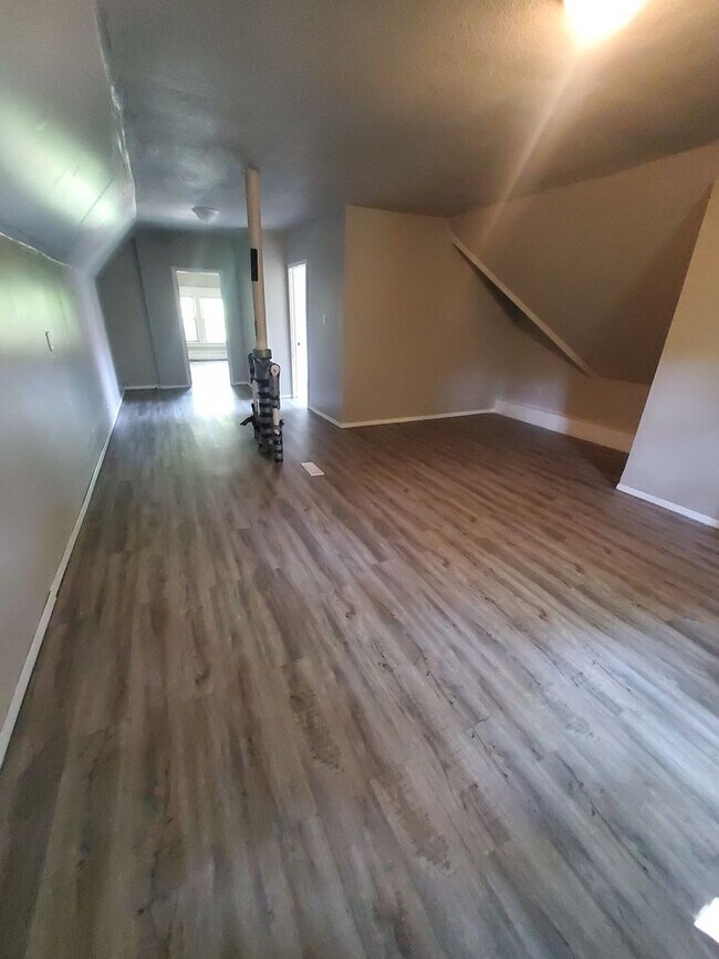 Building Photo - 4 Bedroom Single Family