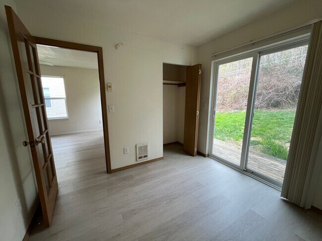 Building Photo - 4 Bed, 2 Bath Townhome-Style Duplex Near W...