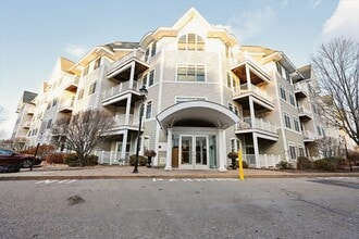 Building Photo - 614 Pond St