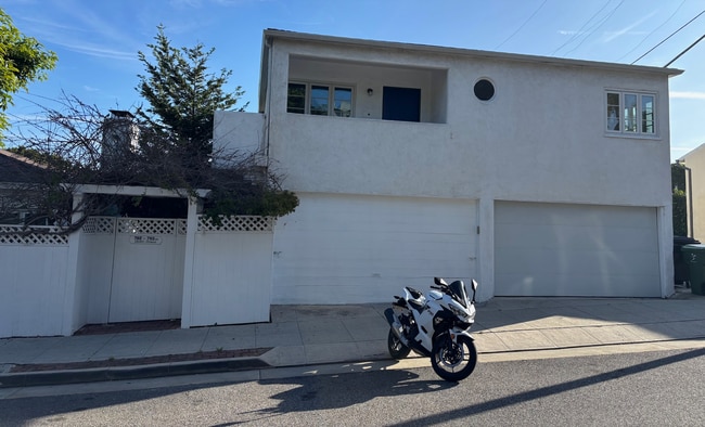 Building Photo - 702 Cedar St