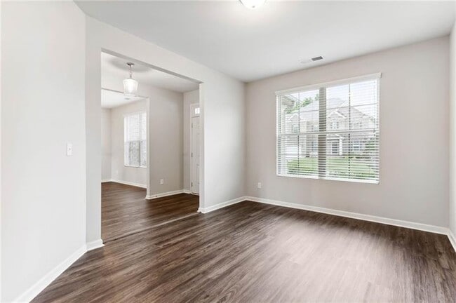 Foto del edificio - 5530 Mirror Lake Dr