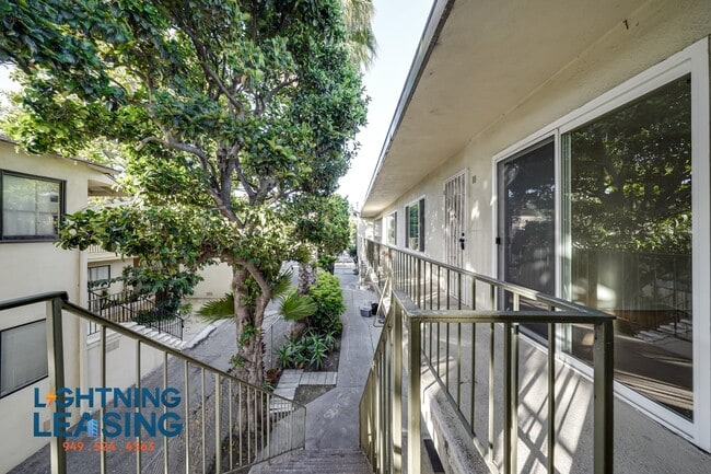 Building Photo - 3737 Inglewood-11D