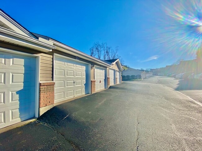 Building Photo - Conveniently Located Spacious Condo with E...