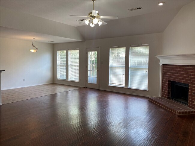 Foto del edificio - 2324 Treyburn Ct