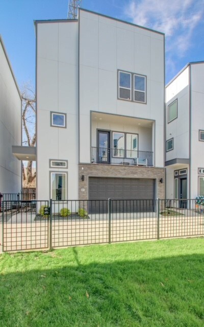 Foto del edificio - 8411 Hempstead Rd
