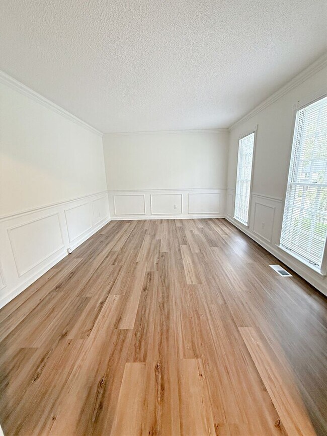 Building Photo - 3 bedroom Home with brand new Carpet and L...
