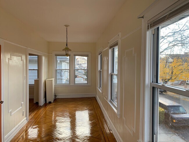 Building Photo - 957 E 39th St