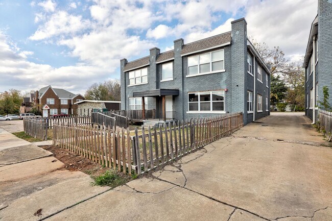 Building Photo - Bright & Stylish 2-Bedroom Close to the Plaza District