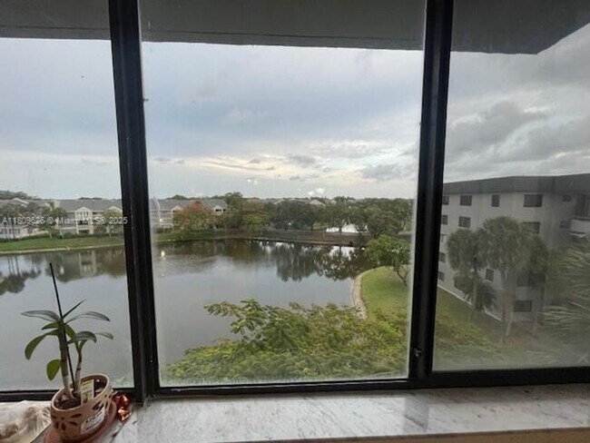 Foto del edificio - 8020 Hampton Blvd