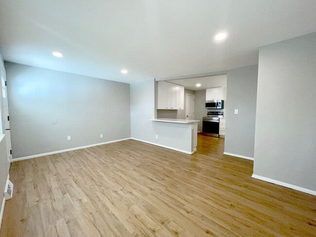 Building Photo - Stunning & Modern 3 bedroom Triplex!