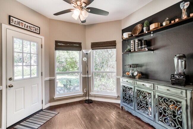 Foto del edificio - 2708 Meadow Glen Dr