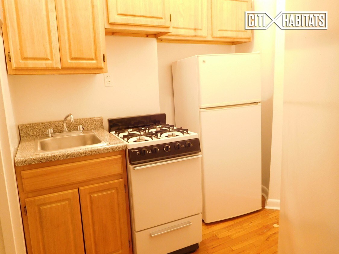 Building Photo - 345 W 85th St