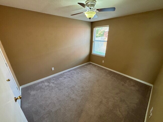 Foto del edificio - 3003 Lake Ridge Dr