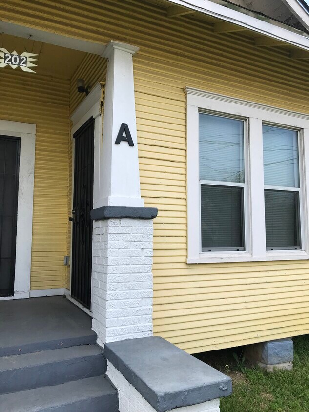 Primary Photo - 202 Edgewood St