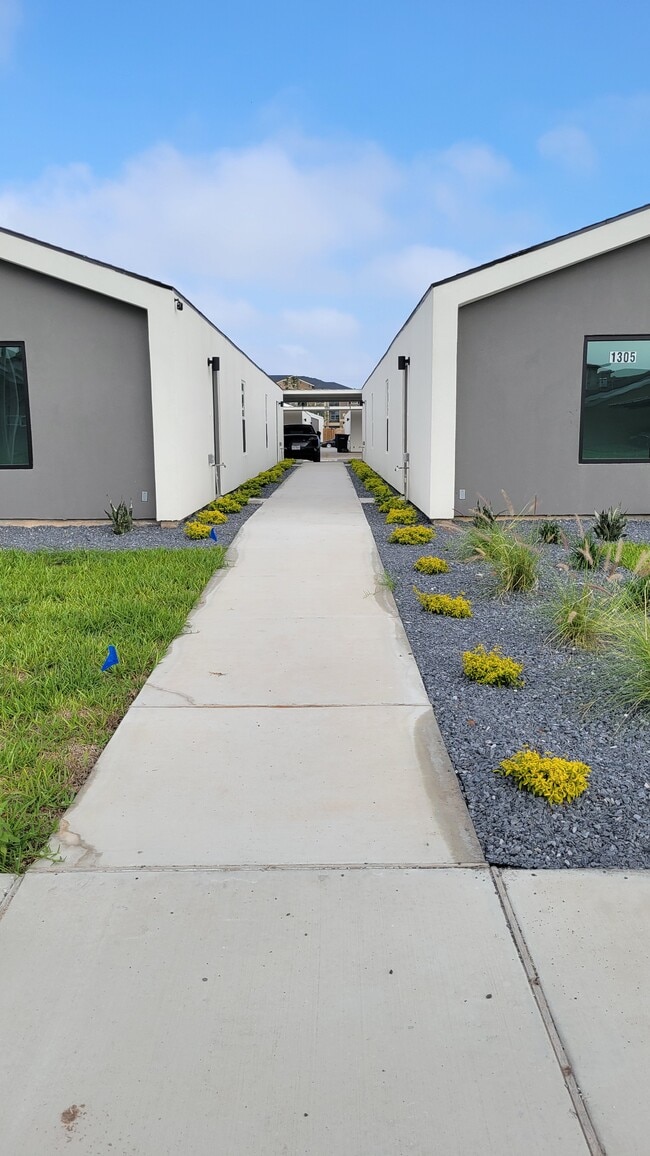 Building Photo - 1305 E Hibiscus Ave