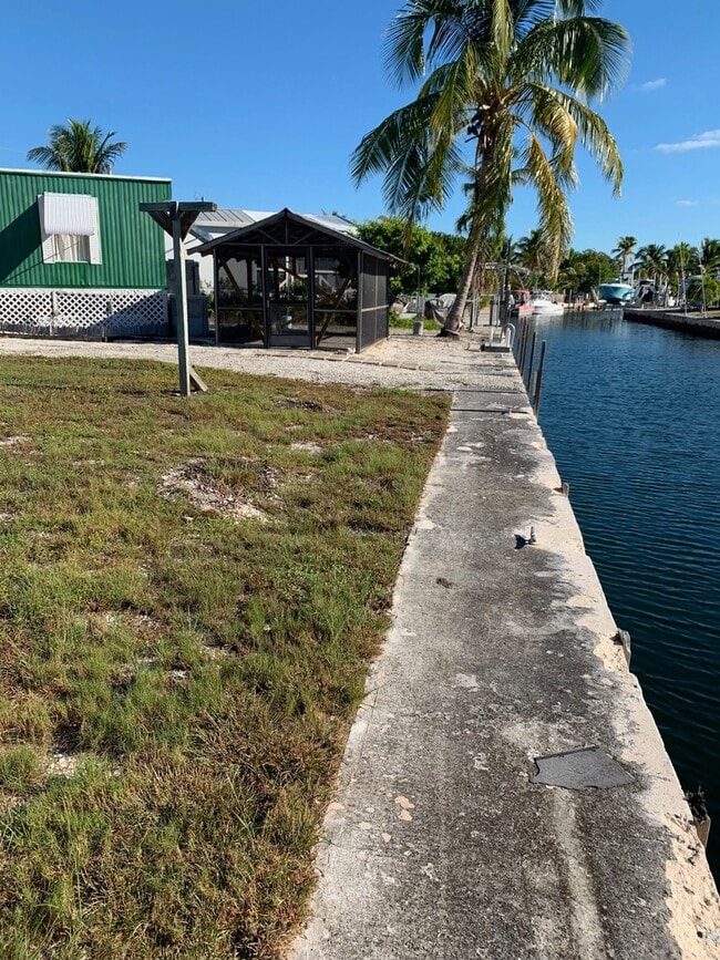 Building Photo - 2 bedroom 1 bathroom on Canal Atlantic side