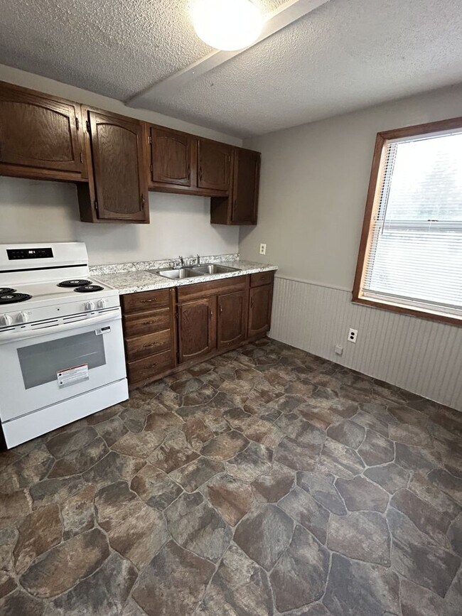 Building Photo - PRICE DROP!  NEWLY Remodeled Nice 3 bedroom 1.5 bath HUGE Fenced in back yard.