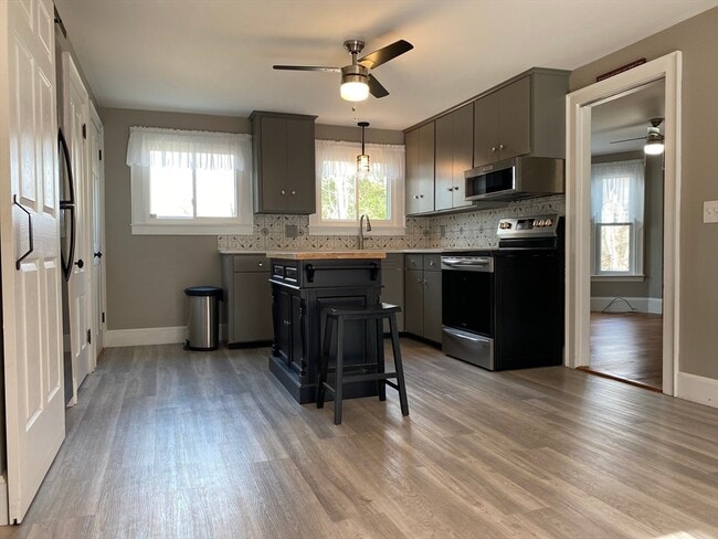 Building Photo - 33 Maple St