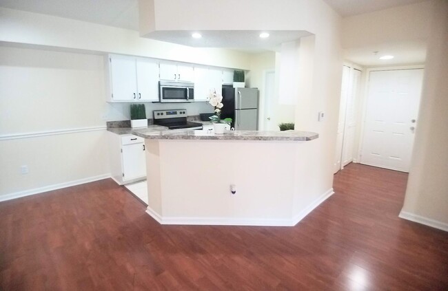 Building Photo - For Rent Beautiful 2/2 First Floor Condo a...