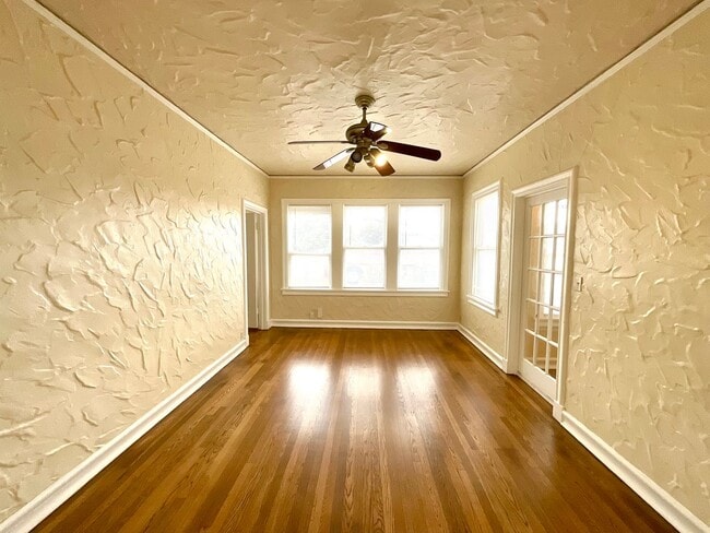 Foto del edificio - AVAILABLE NOW! 2 Bedroom Upstairs Unit!