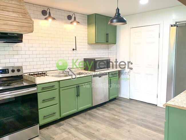 Building Photo - 827 Woodmore Ln