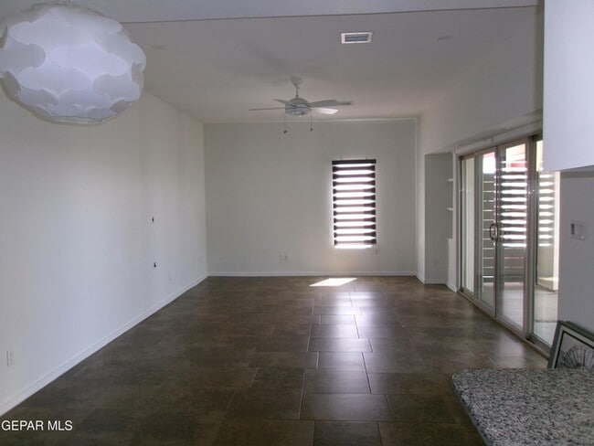 Foto del edificio - 4200 Camelot Heights Dr