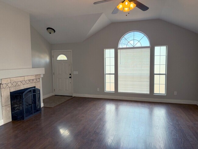 Entrada y sala de estar/chimenea - 1200 Deer Grove Dr