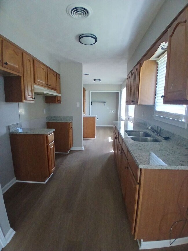 Photo - Newly Renovated 3 bedroom 1.5 bathroom in ... House