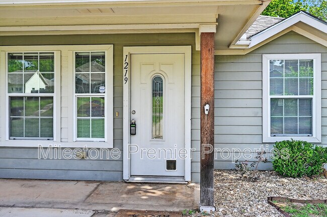 Building Photo - 1219 W Elm St