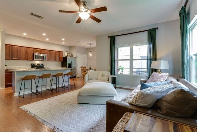 Foto del edificio - 3 Bed, 2 Bath One Level Home w/ Hardwood Throughout