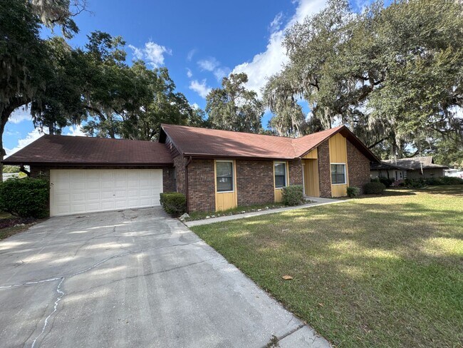Building Photo - 3/2 in nicely refurbished brick home