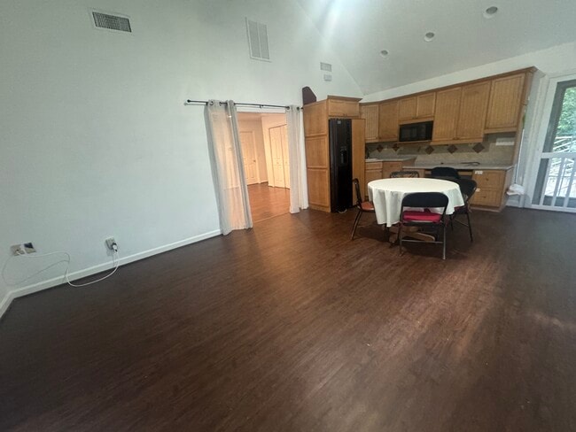 Building Photo - 3331 Coachmans Way