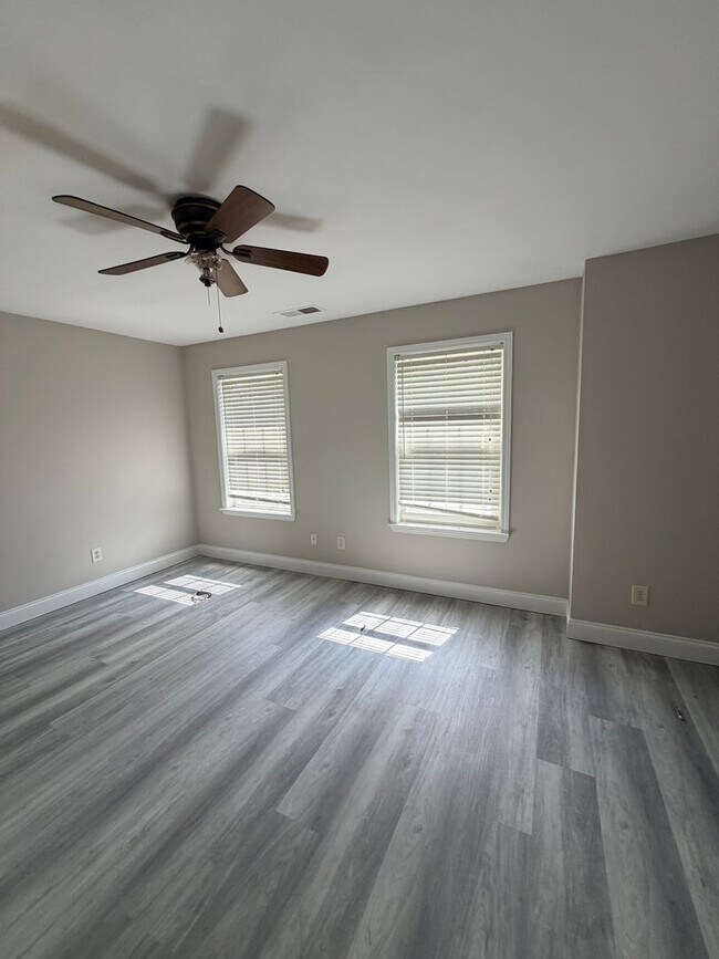 Building Photo - Nice Spacious home, FENCED backyard, Master on Main. Plus BONUS Room