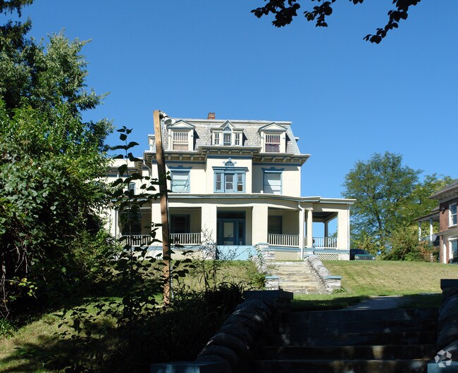 Building Photo - 645 Oak Hill Ave