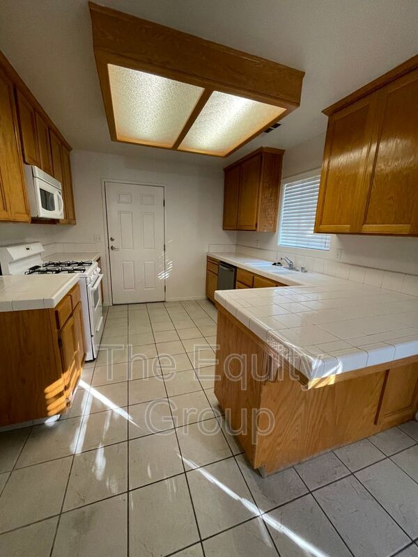 Building Photo - 2752 W Oriole Ave