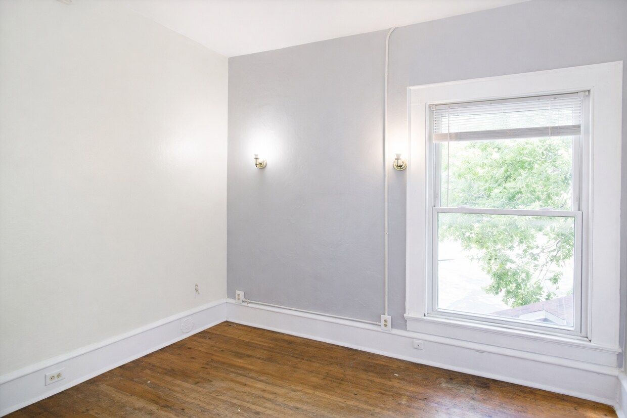 Building Photo - 1115 4th St SE