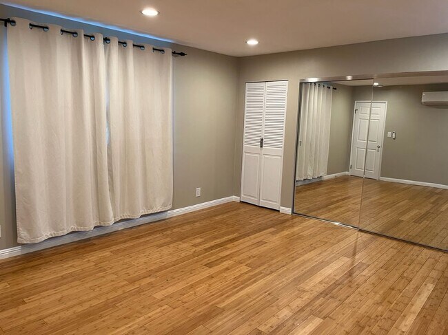 Foto del edificio - 15838 Hart St