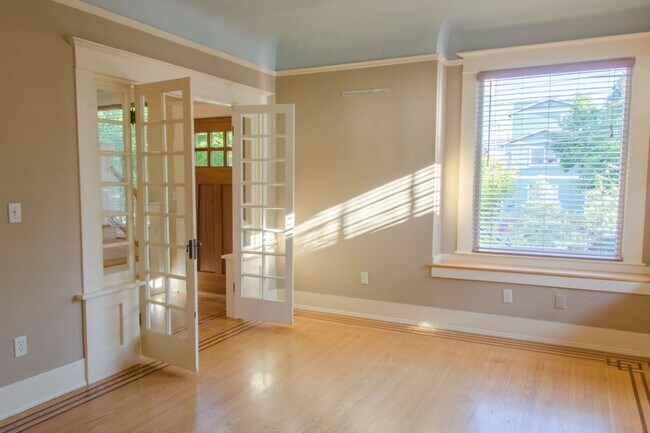 Building Photo - 4Bd/2.75Ba Seattle House